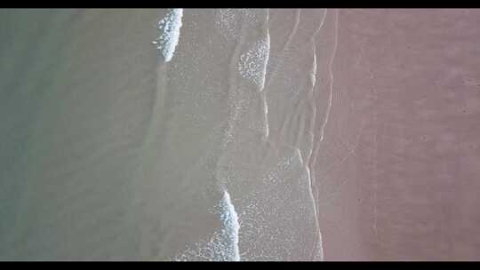 青岛海边海浪冲刷沙滩航拍空镜