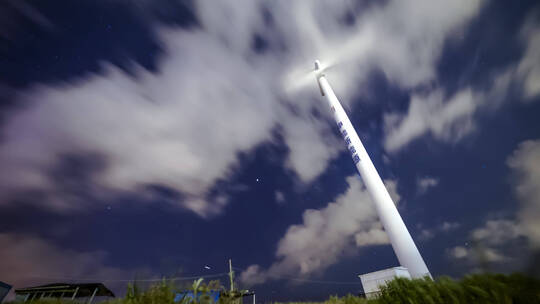 4K上海夜晚云层延时风车发电星空台风