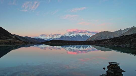 贡嘎雪山和湖泊唯美日落航拍