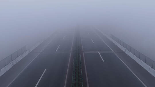 航拍浓雾天气高速公路