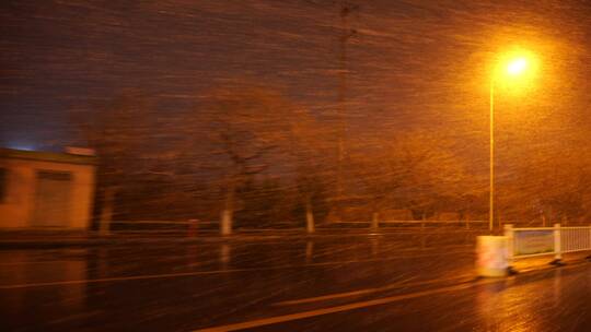 风雪交加的夜间道路