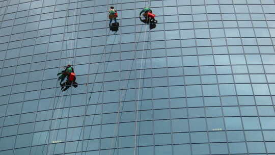 摩天大楼上工作的窗户清洁工
