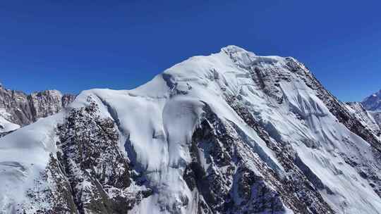 航拍川西横断山脉勒多曼因雪山冰川风光