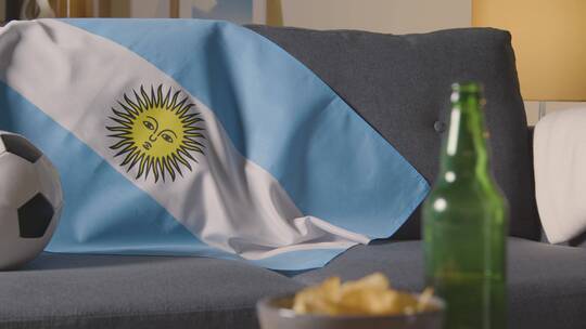 沙发上阿根廷国旗和足球
