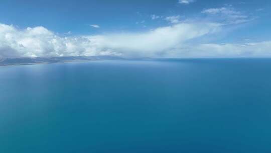 西藏纳木措海天一色高原湖泊晴天风景