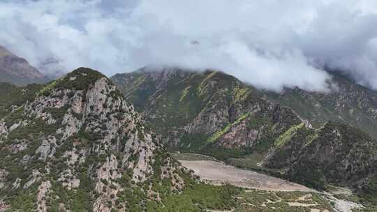 航拍人间仙境西藏高山林海云雾缭绕秋天风景