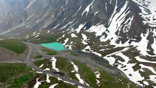 新疆独库公路哈希勒根达坂雪山蓝色湖泊航拍