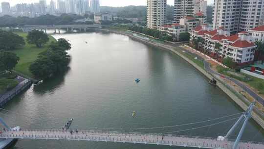 日出时新加坡丹戎鲁大桥的无人机照片