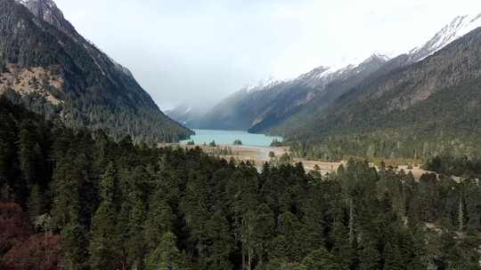 雪山河流航拍