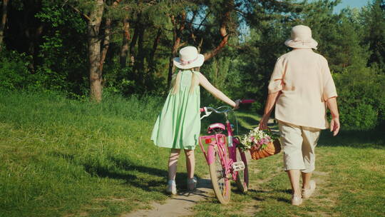 孙女和奶奶在田园小道漫步