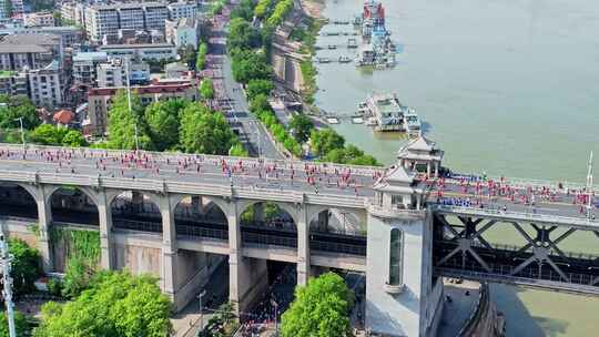 汉马大众选手跑过武汉长江大桥和临江大道