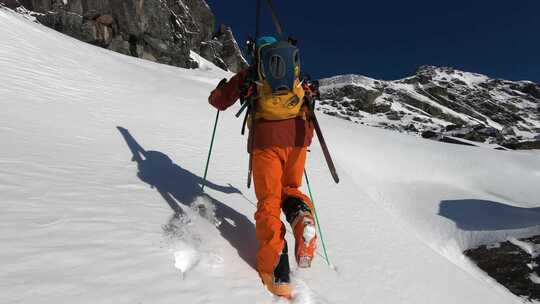 专业登山运动员在蒂罗尔攀登陡峭的山峰。新