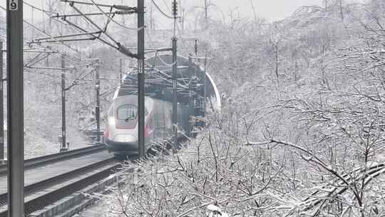 高铁冻雨雪景
