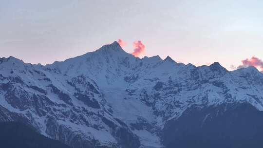 德钦梅里雪山背面航拍