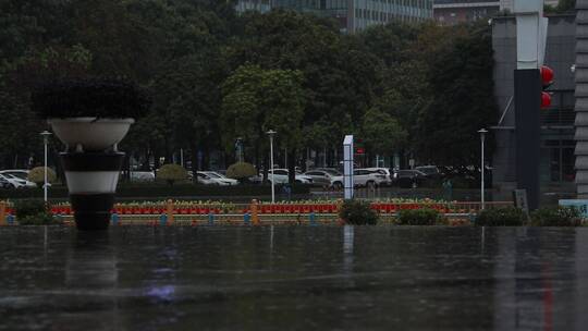 城市街头的阴雨天