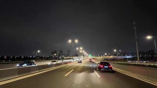 城市夜晚夜景开车第一视角汽车窗外沿途风景