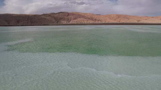 青海海西大柴旦翡翠湖水面天空航拍视频