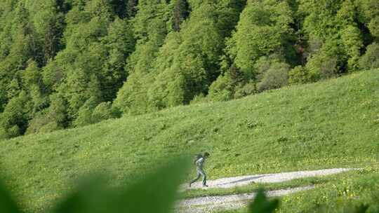 背包客旅游度假民宿山泉旅行者