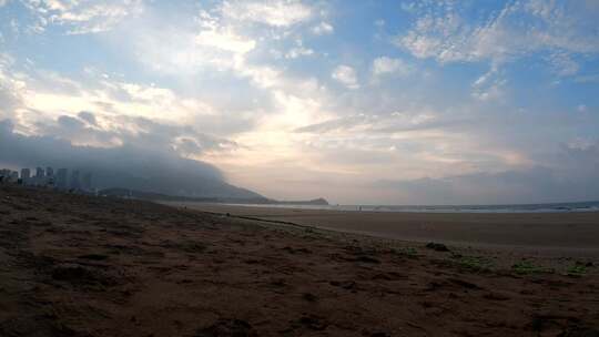 延时摄影青岛海边沙滩云海日出