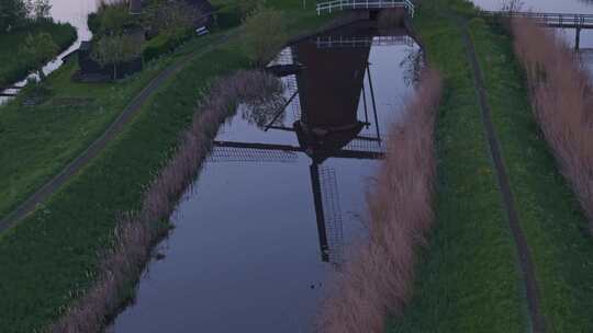 荷兰风车和河流的鸟瞰图。