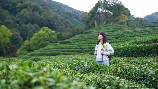 年轻活力青春女孩户外独自郊游踏青清新茶园