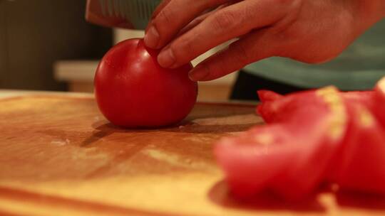 菜刀切西红柿番茄