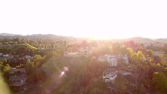 美国加利福尼亚州洛杉矶林地丘陵地区的日间空中天际线视图视频素材模板下载