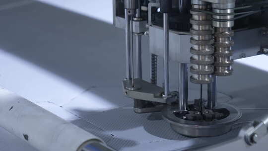 制衣厂车间工作画面 裁剪车间