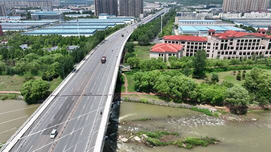 蓝天白云绿色生态城市桥梁河流交通