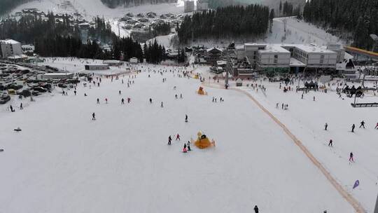 山林中滑雪者的风景视频素材模板下载