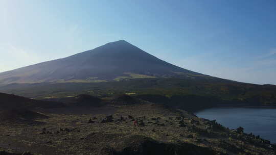一群游客走在绝迹的竹富火山山顶上视频素材模板下载