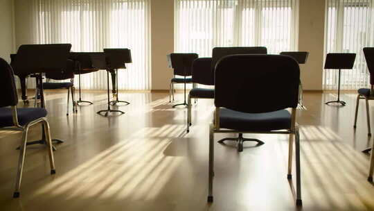 室内摆放钢琴和椅子的空间