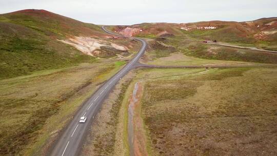 白色汽车在冰岛道路上行驶