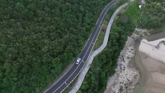 行驶在沿海公路的房车