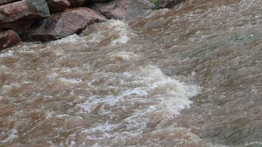 实拍暴雨后洪水 山洪