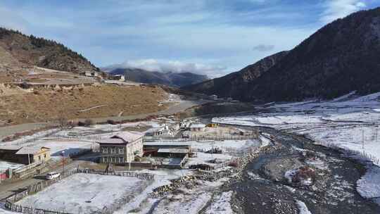 川西航拍雪后的上城子村雪景田园风光