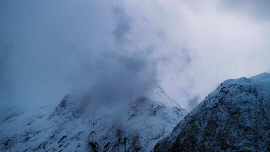 雪山山顶雾气缭绕