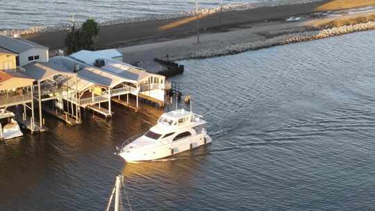 豪华游艇在北卡罗来纳州庞恰特雷恩湖划船后抵达新奥尔良市政游艇港