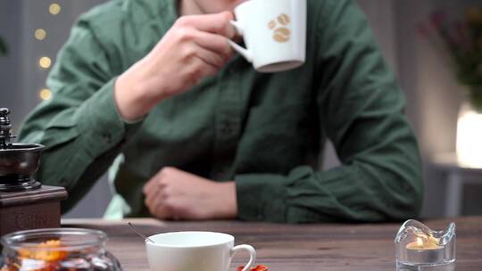 冲泡咖啡的亚洲男性视频素材模板下载