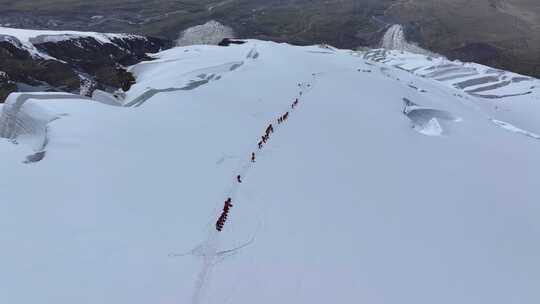 航拍冰川之父慕士塔格峰雪山冰川上的登山队