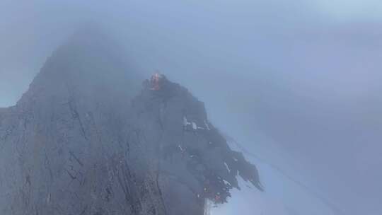 航拍登顶川西横断山脉乌库楚雪山的登山者