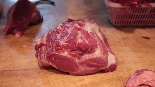 肉摊上案板上的猪肉五花肉