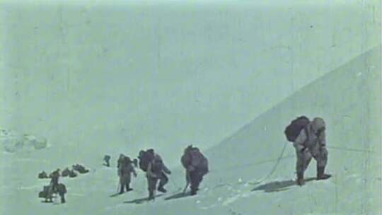 1960年 中国运动员第一次登顶珠峰