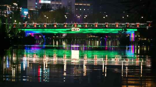 北京城市夜晚湖面灯光倒影与水面波纹