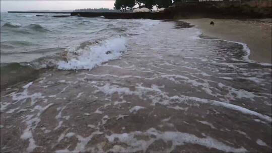 海浪冲击海岸特写