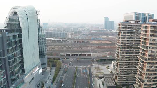 高铁穿梭在城市