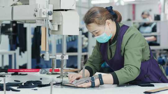 服装厂工人制衣面料裁剪工艺剪裁