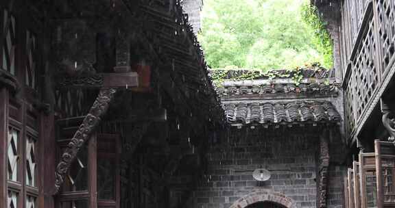 （慢镜）中国千年古镇乌镇下雨天屋檐滴水