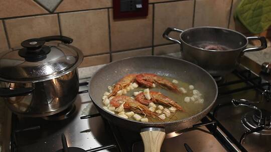 将香菜撒在煮虾的锅里
