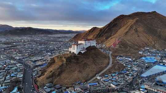 西藏日喀则宗山遗址古堡蓝调日出高空航拍